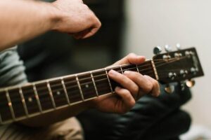 apply the right amount of force on the frets and use your fingertips