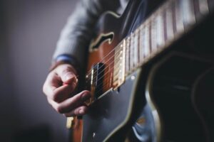 proper way to hold a guitar pick