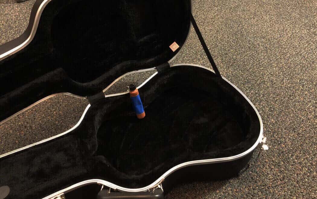 Guitar case humidifier