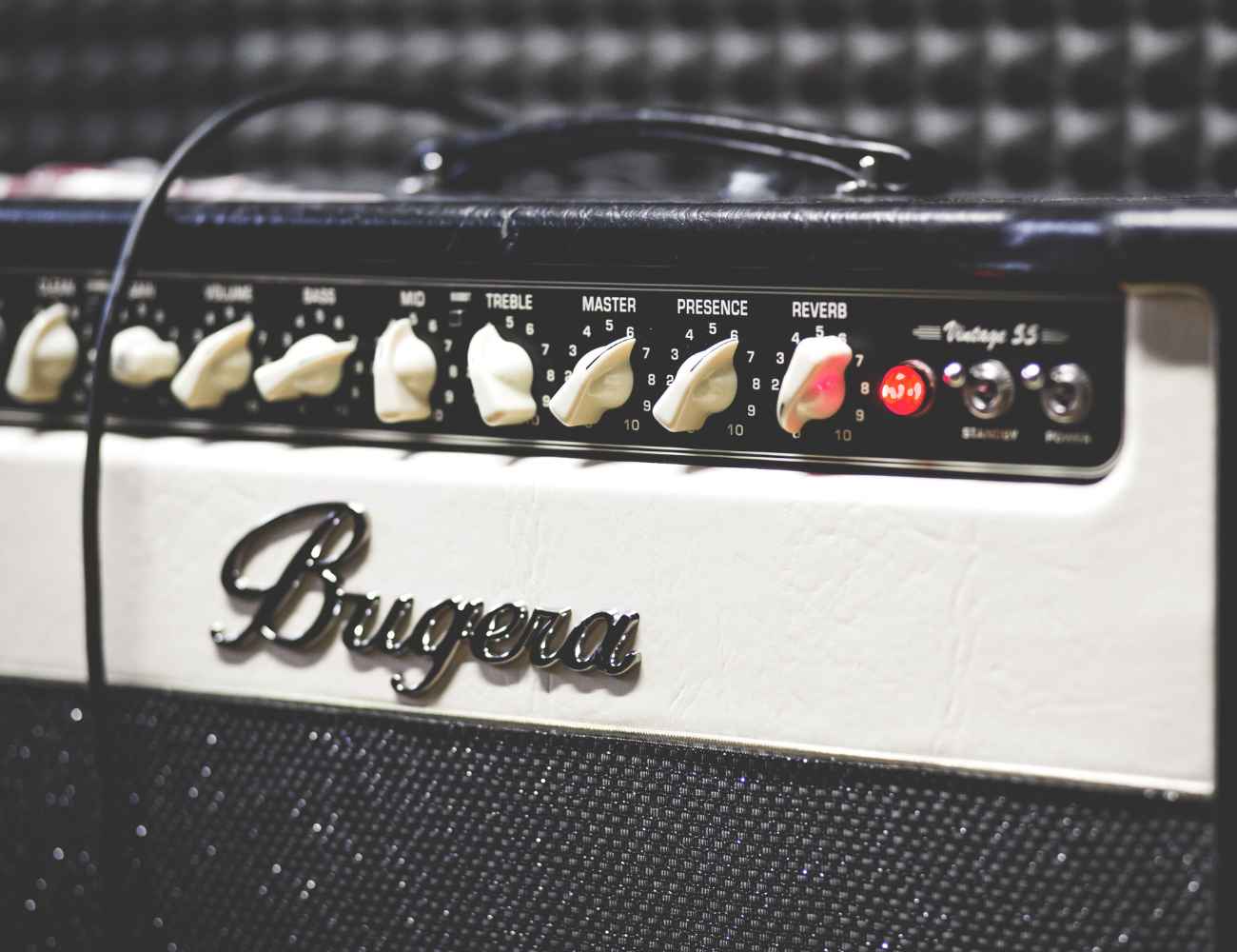 17 Best Jazz Guitar Amplifiers That Get That Pro Sound (2024)