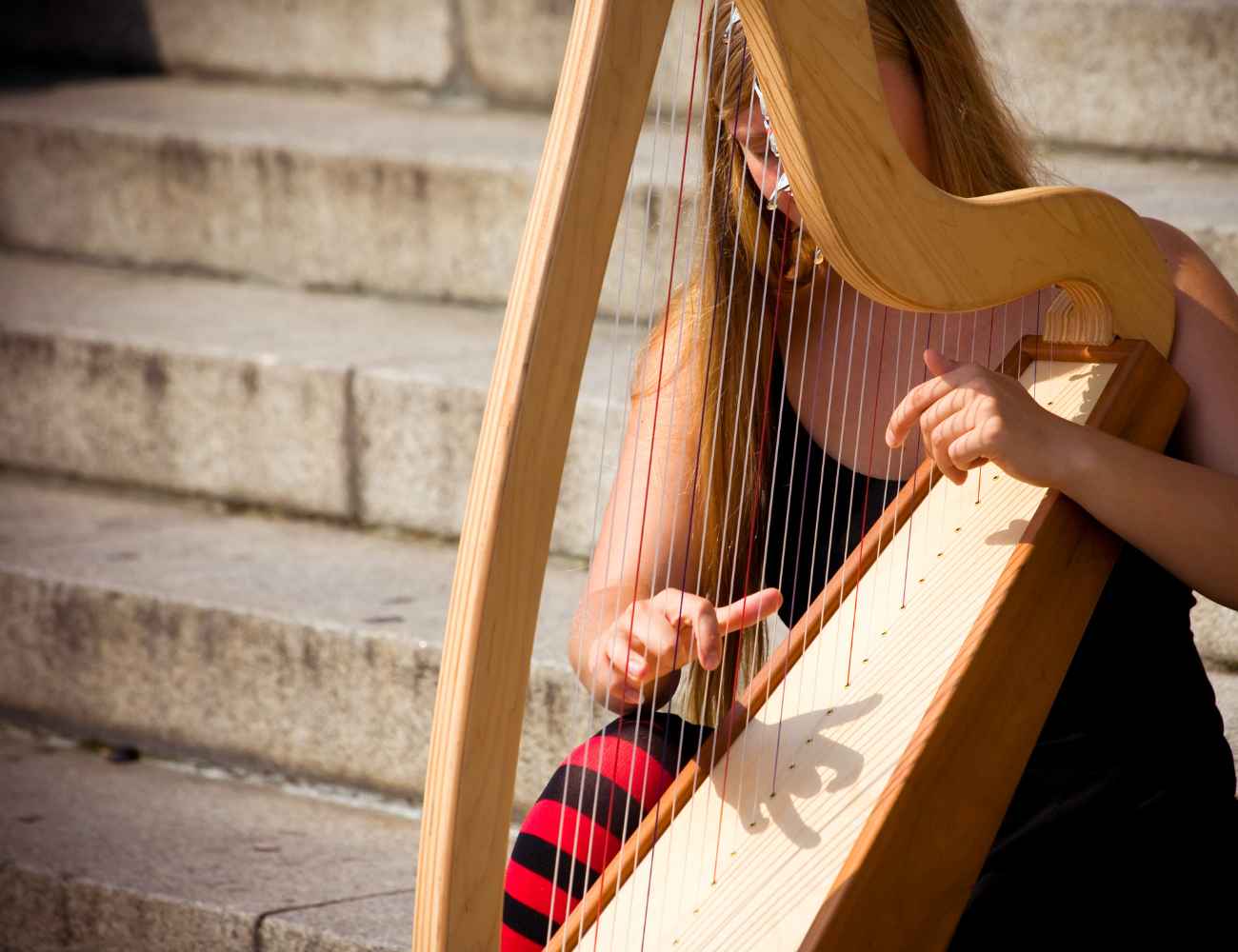 105+ Lighthearted Harp Memes, Jokes & Puns That’ll Leave Harpists In Stitches