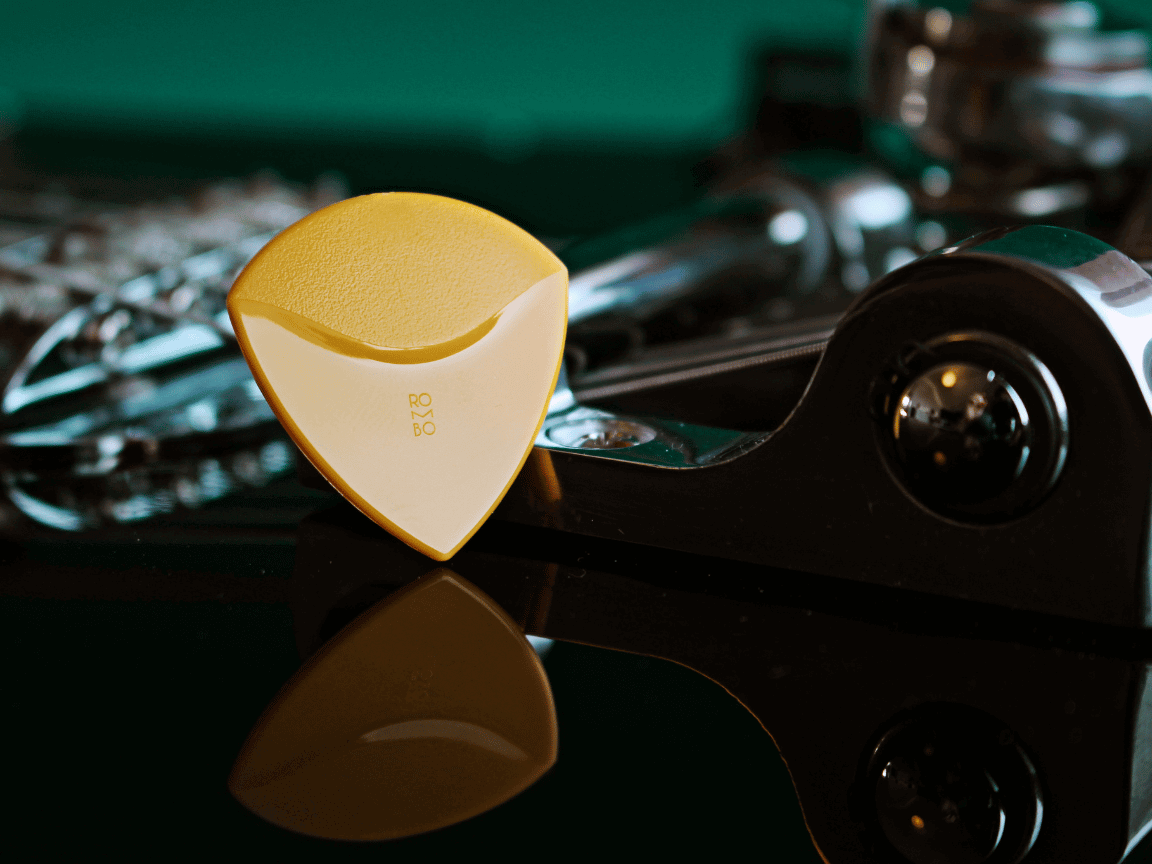 Does A Guitar Pick Affect The Tone Of Your Guitar? (2024)