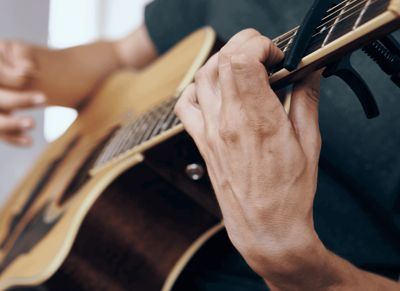 Should a Guitar Beginner Start with Chords or Scales? (2024)