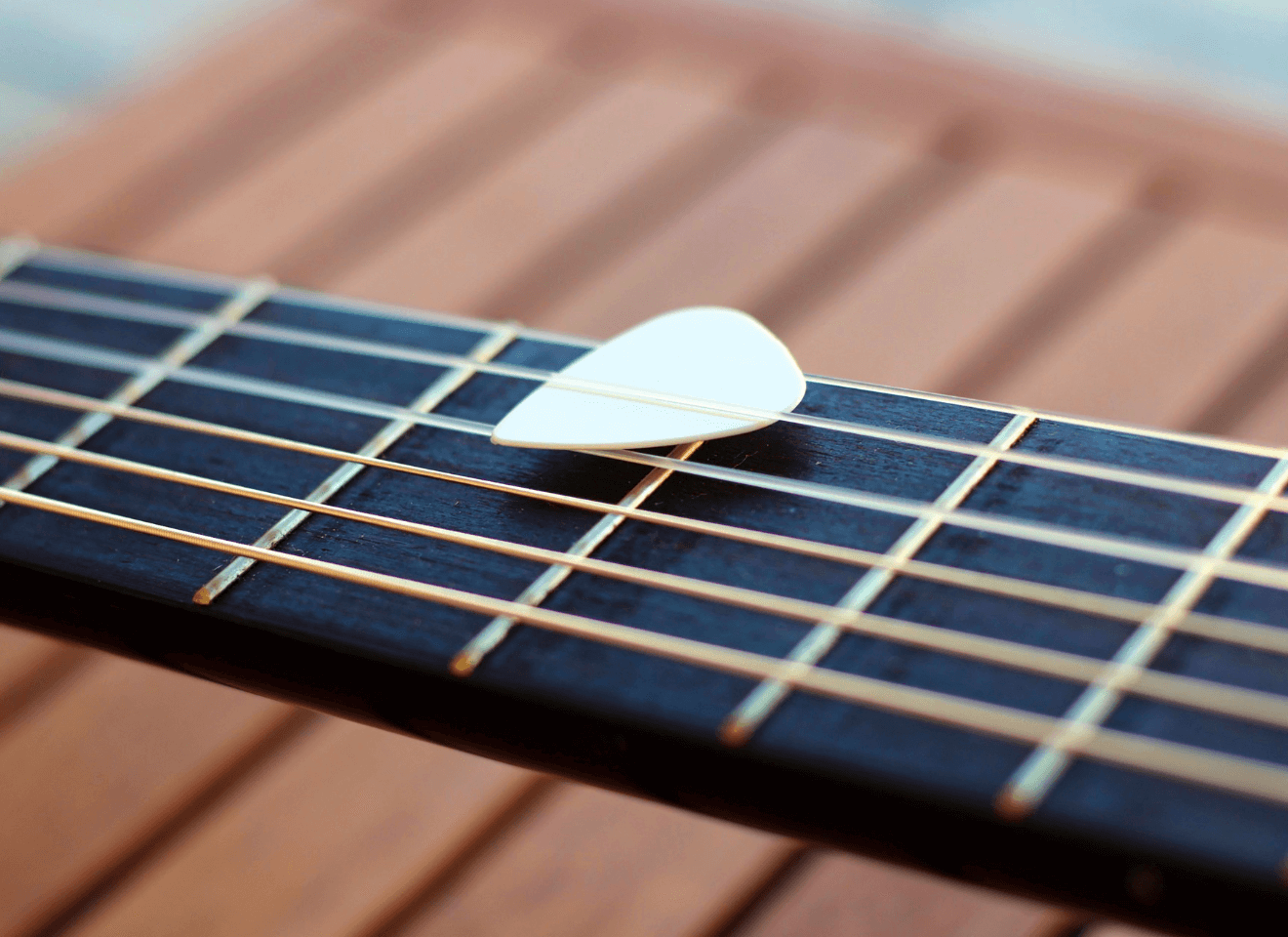 Should You Hold a Guitar Pick Tightly or Loosely? (2024)